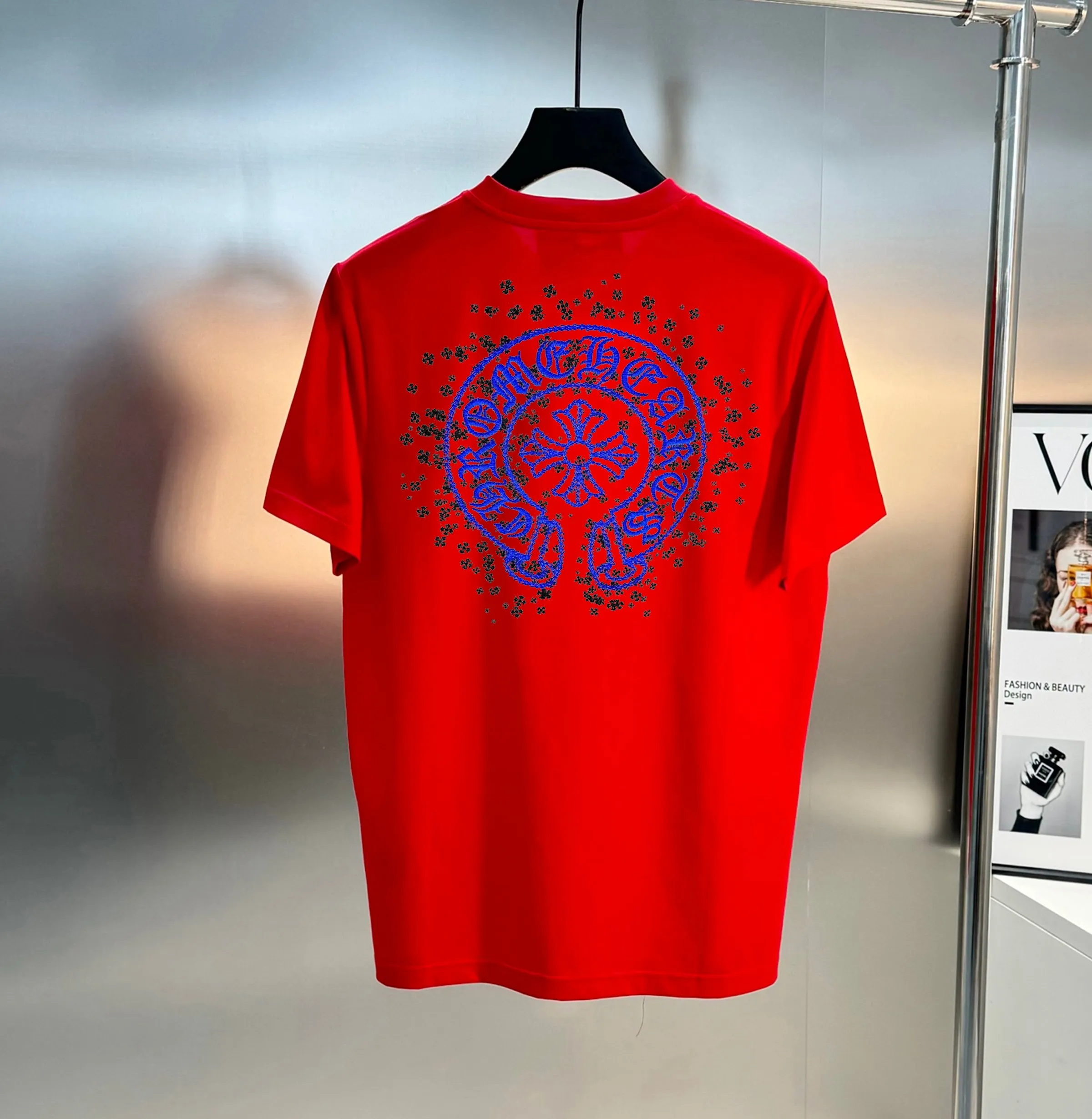 🅿️190 Year-round large supply, Croxin🔥🔥4050 new spring and summer fashionable round neck short sleeves👍high-end customization and versatile styles! It is more practical and can be easily controlled by anyone 🔥Made from 95% cotton + 5% Tencel 🔥fabric, it feels very nice, does not cause pilling, and does not deform. It is luxurious and classic 🐮logo design, very classy 👍A must buy for those who know the goods! The cut is a loose fit, suitable for both men and women! It shows your aura and also highlights your sophistication. This is its uniqueness. The effect on the upper body is very good. Size: S-XXL ⚠️Reference (model trying on, height 173cm, weight 145kg, wearing size L), can wear up to 200kg.